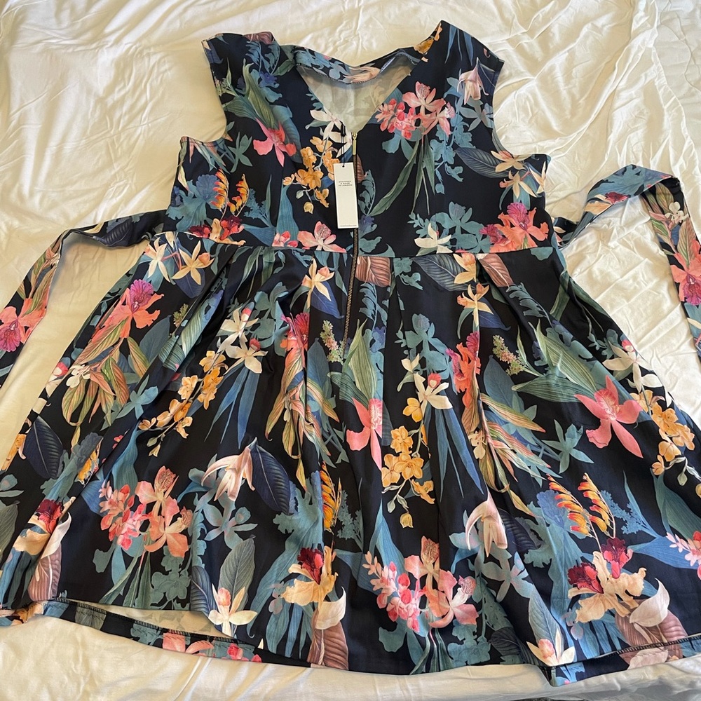 Hawaiian floral dress with pockets, great quality. NWT